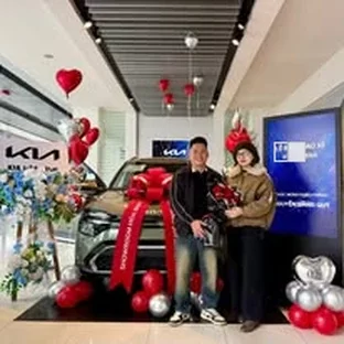 Hoạt động tư vấn và giao xe Kia tại Hòa Bình 1