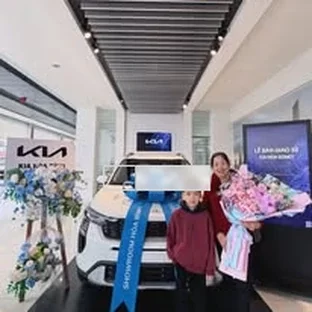 Hoạt động tư vấn và giao xe Kia tại Hòa Bình 3